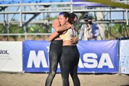 Yuliana Chavez Y Ella Resau Celebran Titulo