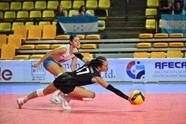 Andrea Aceituno De Honduras Intenta Llegar Al Balon