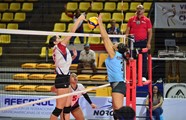 Sofia Castellano De Panama Y Camila Gonzalez De Guatemala Disputan El Balon
