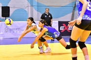Esa Isis Alvarado Y Gisella Landos Intentan Llegar Al Balo N