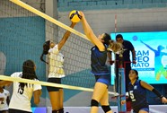 Ivana Sopegno De Guatemala Y Ziana Henderson Disputan El Balon