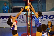 Valentina Martinez De Nicaragua Y Ekaterina Urenpa De Panama Disputan El Balon