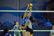 Daniela Sanchez De El Salvador Y Natalia Reyes De Honduras Diputan El Balon