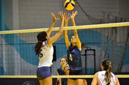 Paola Montano De El Salvador Y Lakysha Thompson De Costa Rica Dispuntan El Balon
