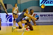 Rashanny Solano Y Nhya Barley De Costa Rica Intentan Recibir El Balon